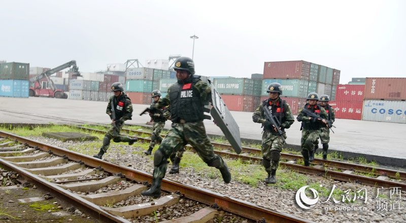 武警贵港边防检查站的战士在码头进行反恐演练(高东风/摄)