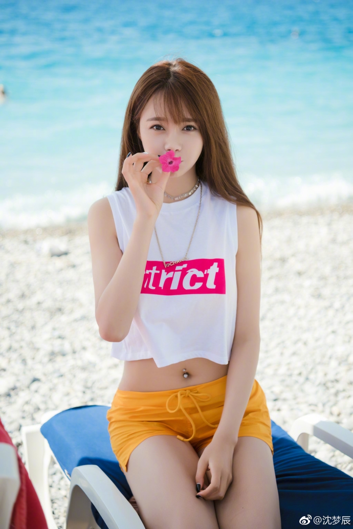 沈梦辰海边戏水大秀好身材笑眼弯弯很迷人