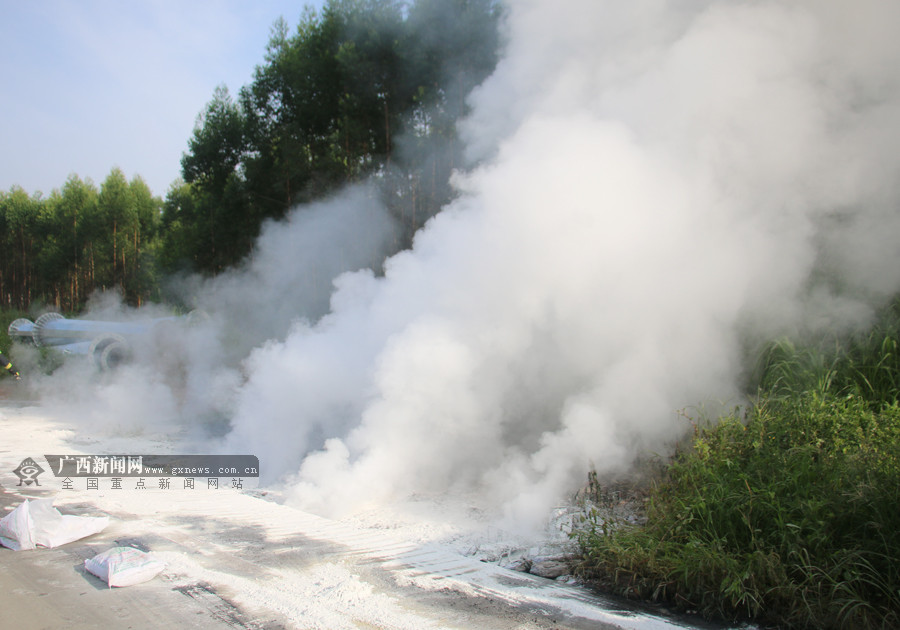 高清:28吨浓硫酸罐车遭小车追尾发生泄漏