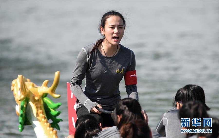 林洁在女子22人龙舟500米直道赛比赛前鼓励队友.