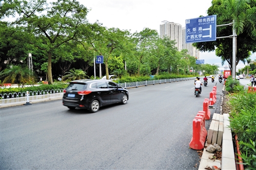大学路鲁班路口主干道完成路面沥青铺设,非机动车道在维修中.