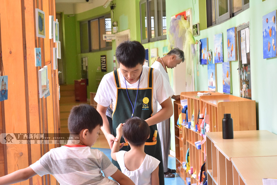 [脸谱]幼儿园里的"男阿姨"——"90后"阳光男幼师 (7/21)