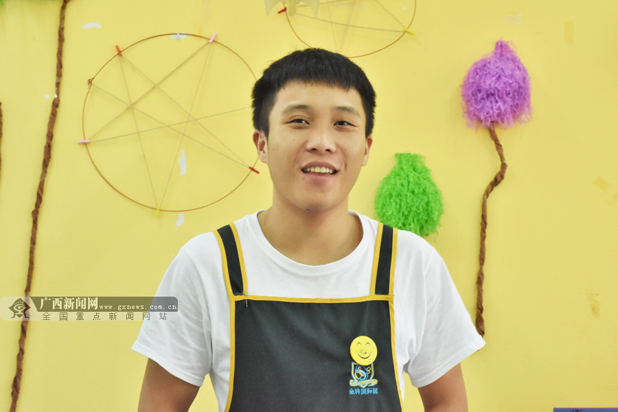 脸谱幼儿园里的男阿姨90后阳光男幼师