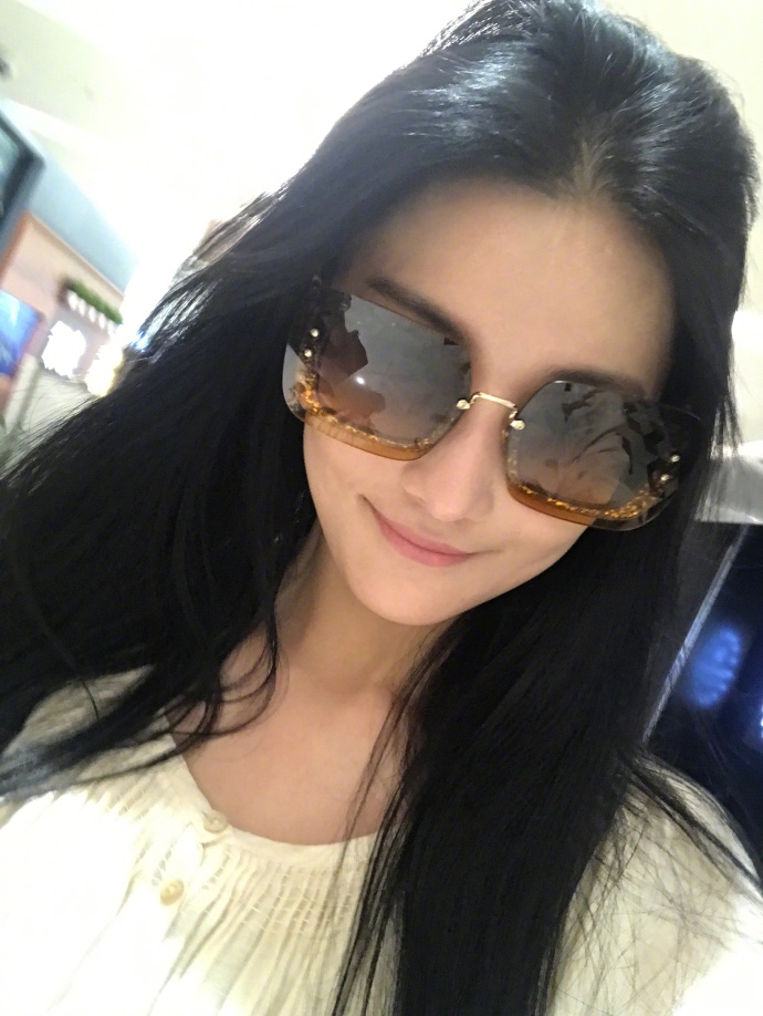 张馨予长发飘逸秀水嫩皮肤 网友高呼女神姐姐