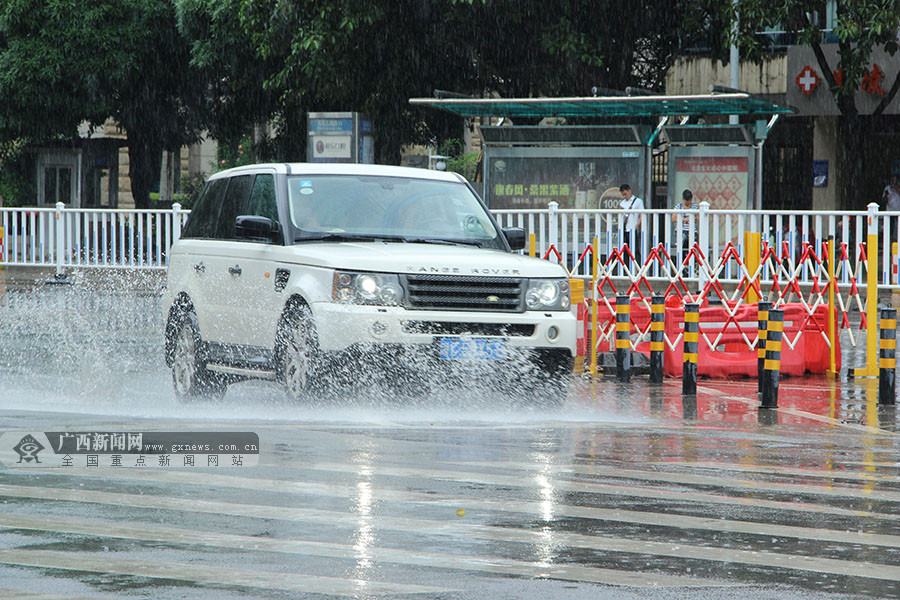 高清南宁市区突下大雨市民在雨中穿行