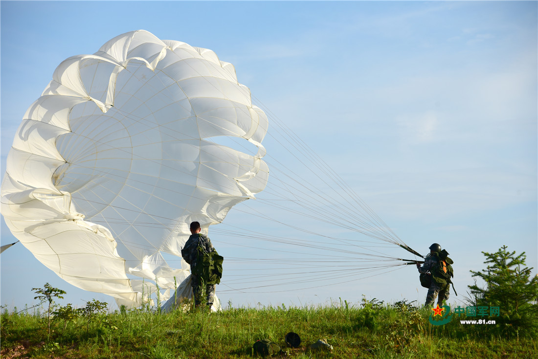镜头记录伞兵实跳训练