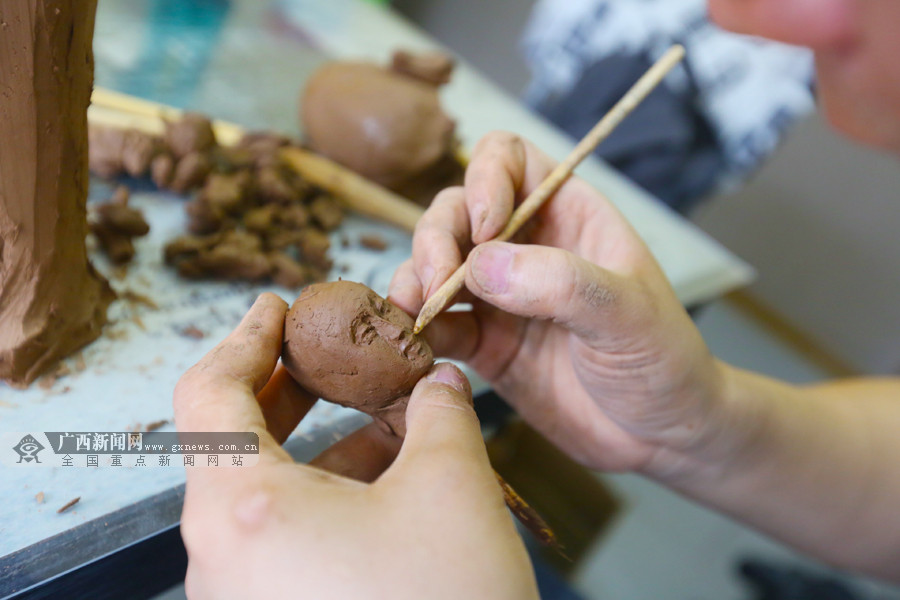 脸谱南宁小伙巧手捏泥塑造人物栩栩如生