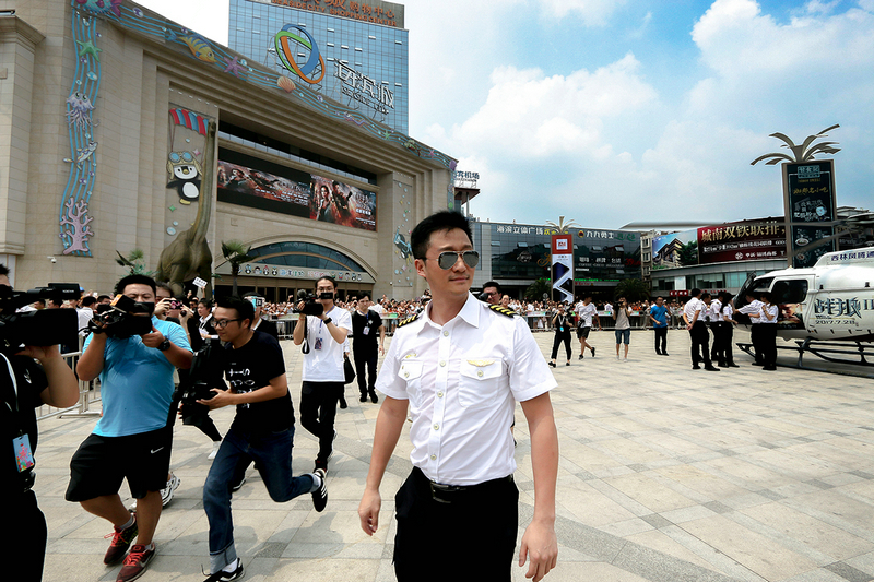 史上最高路演!吴京直升机空降《战狼2》成都路演