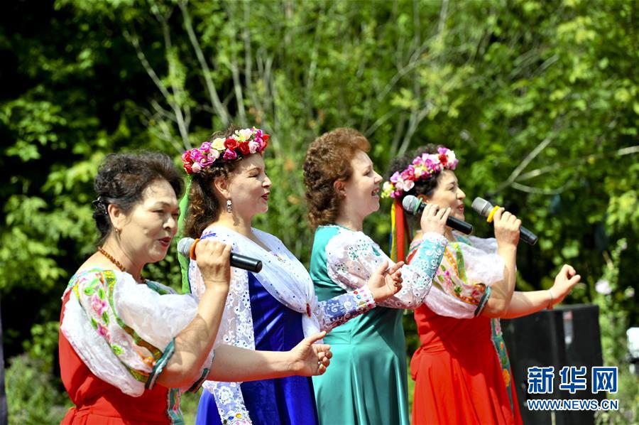 7月22日,俄罗斯族群众在"撒班节"上演唱民歌.