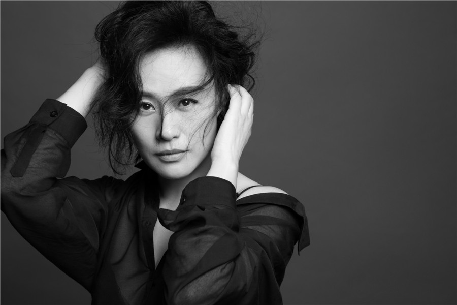 邬君梅知性写真曝光 尽显女王范 (4)