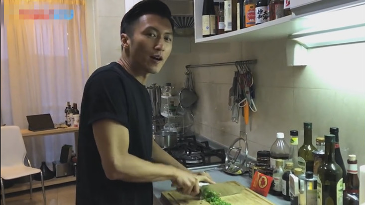 谢霆锋布置回家作业 秀刀工切菜不看手