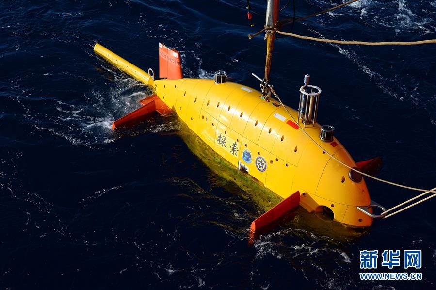 当日,搭乘"科学"号远洋综合科考船的"发现"号遥控无人潜水器与"探索