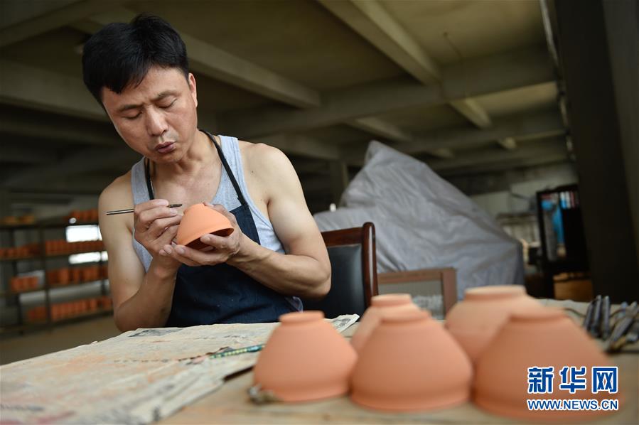 7月25日,在福建省南平市建阳区,陶艺大师陆金喜在制作建盏.