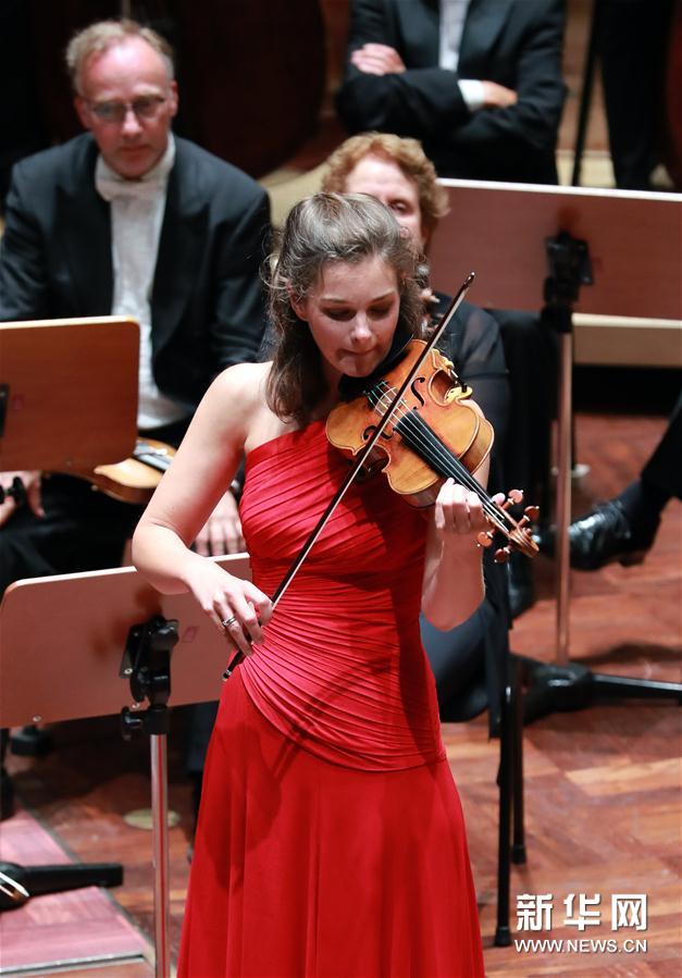 演奏家珍妮·杨森献艺德国莱茵高音乐节