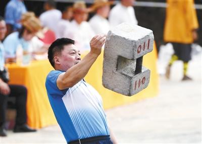 少林大会展示真功夫:二指禅铁砂掌 玩转110斤石锁