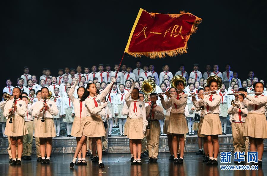 "八一"题材校史剧《红领带红领巾》在南昌首次公演(7月27日摄).