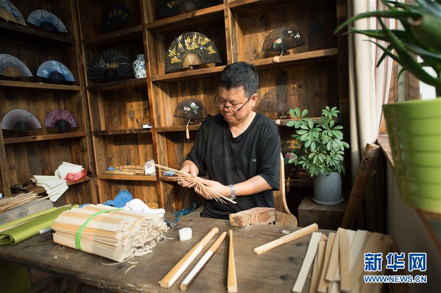 8月2日,制扇师徐志明在安吉鄣吴镇制作折扇扇骨.