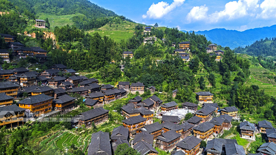 航拍:龙胜绿染山村景如画(组图)