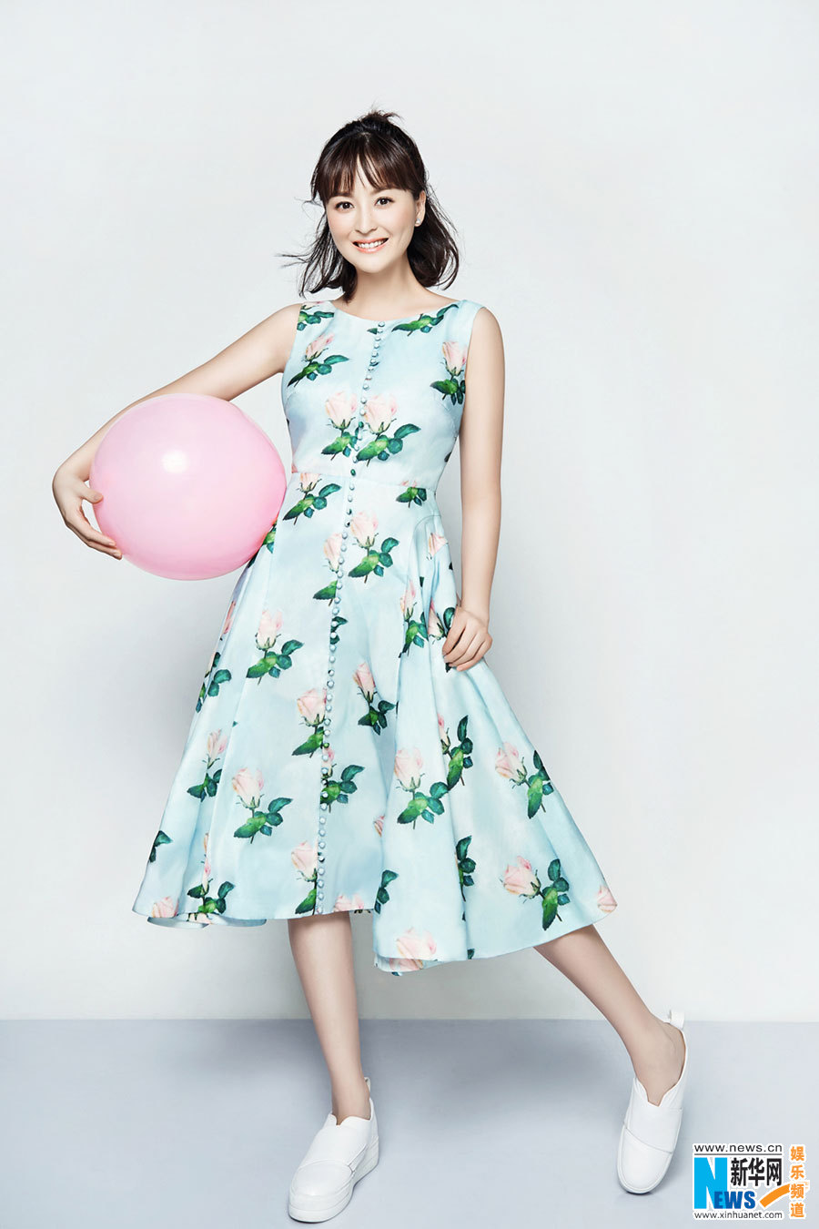 戴娇倩夏日清凉大片冻龄肌肤羡煞众人