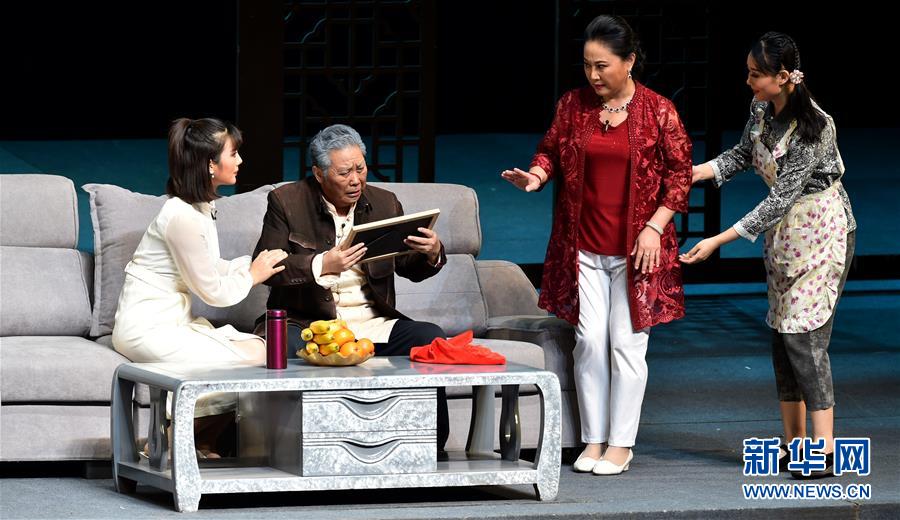 8月4日,豫剧三团的演员在表演豫剧《全家福》.