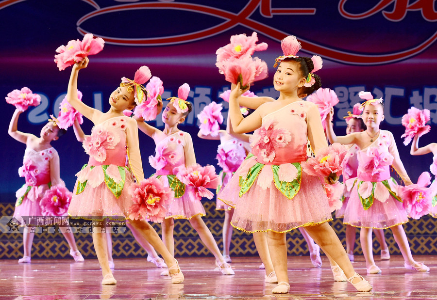 罗城:文艺汇演展孩子才艺 精彩节目轮番上演(图) (2/5)