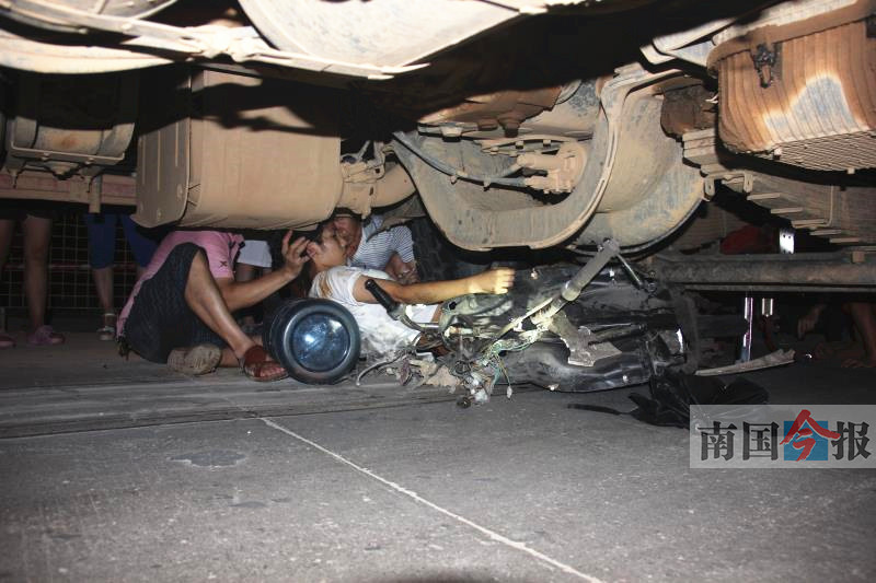 据医护人员检查,少女脚腕处被压断,目前已被送往医院救治.