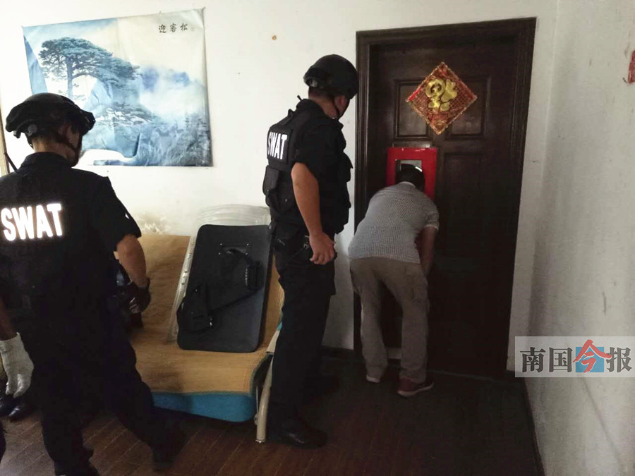 特警持盾牌破门而入将其控制