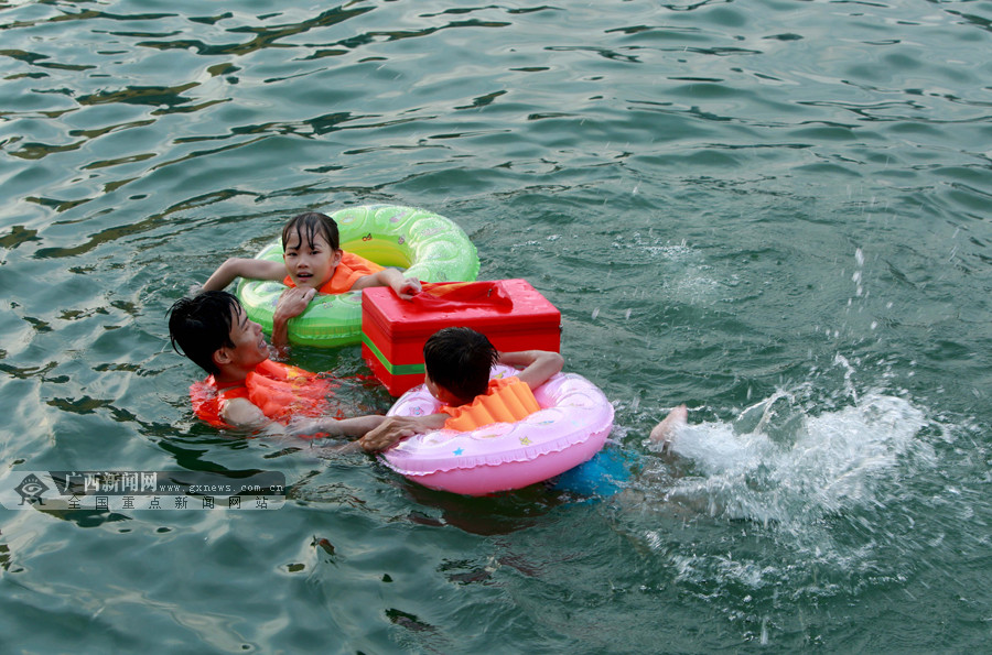 柳州:享受水中乐趣 市民戏水消暑纳凉(图)