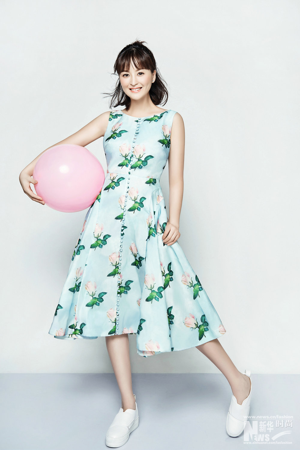 戴娇倩夏日清凉大片 一袭蓝绿长裙示范清爽感 (5)