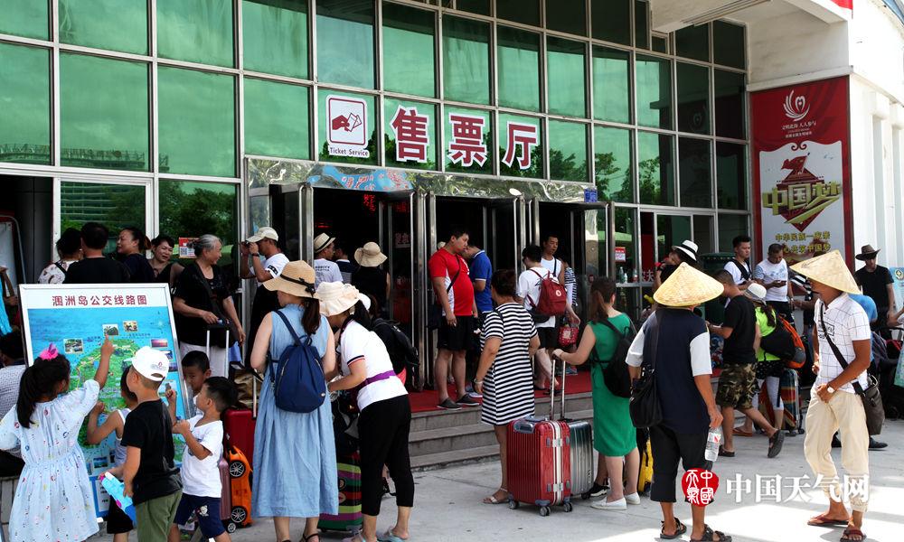 售票厅门口人们进进出出(摄影:戚茜茜)