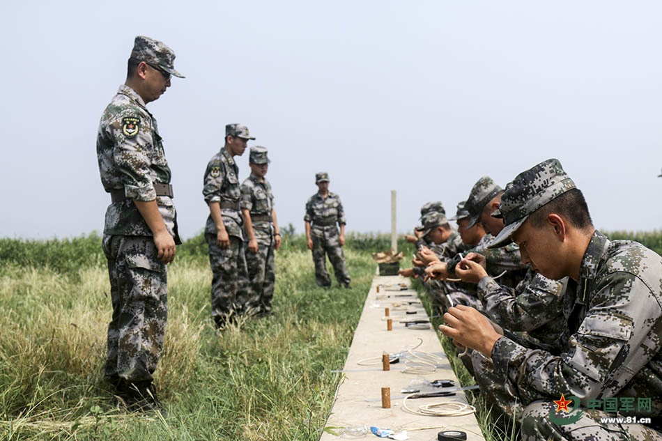 準軍官們正在製作點火管並固定裝藥,一絲不苟,全神貫注. 鋪設地雷