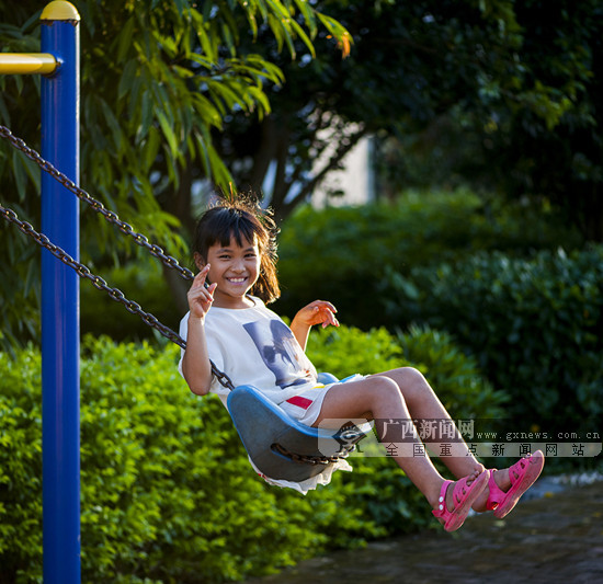 开心的小女孩|手机广西网