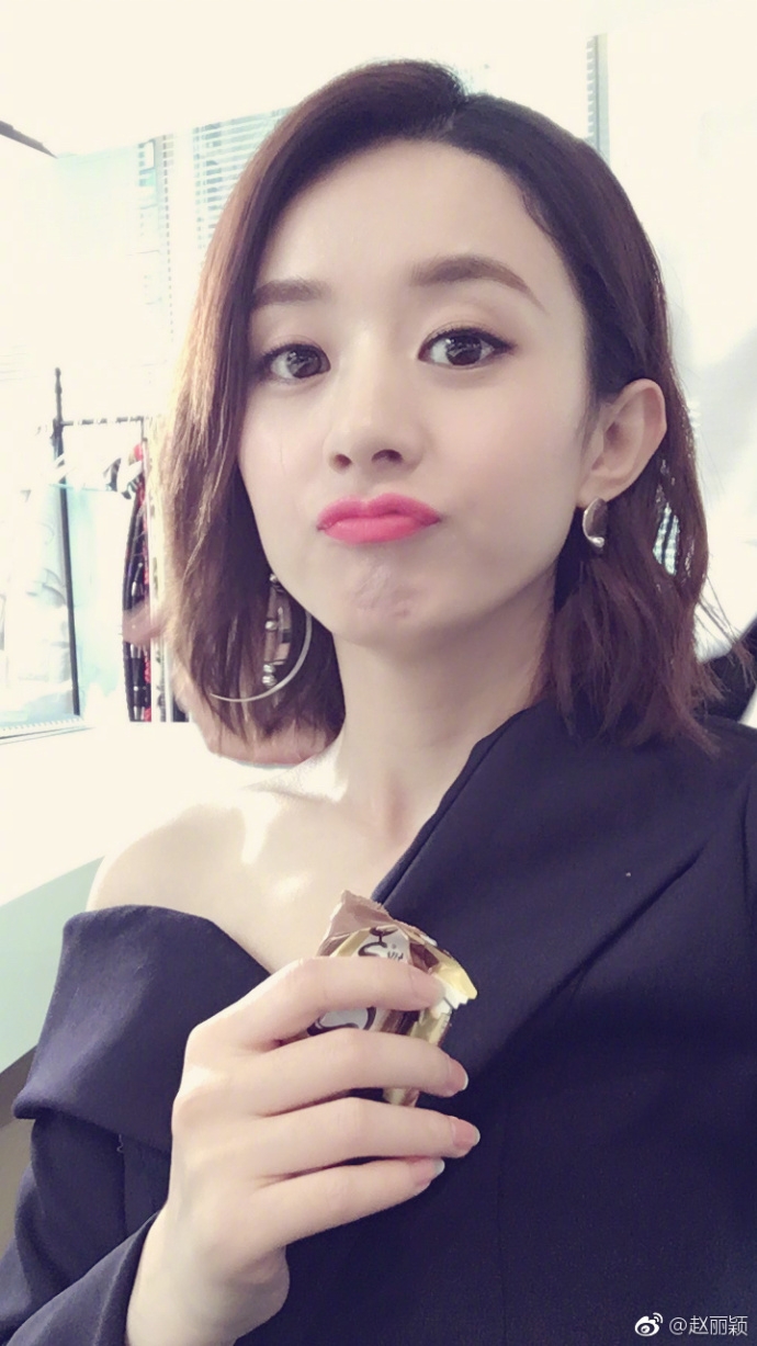 赵丽颖一次晒7张自拍 发型多变灵动可爱