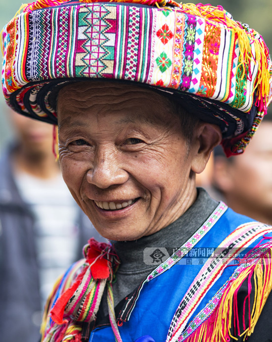 贺州市步头镇黄石瑶村里的瑶族人.何华 摄