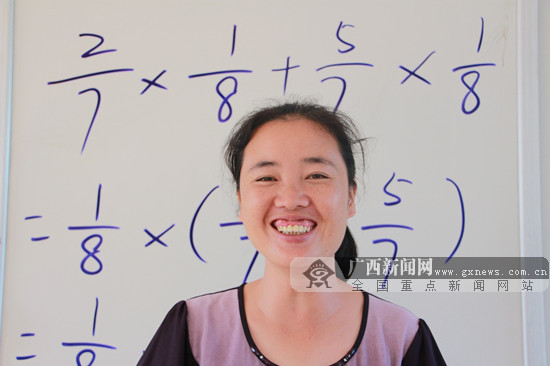 乡村最美教师蒙晓梅在送走毕业班同学时,脸上露出了笑容.石君杨 摄