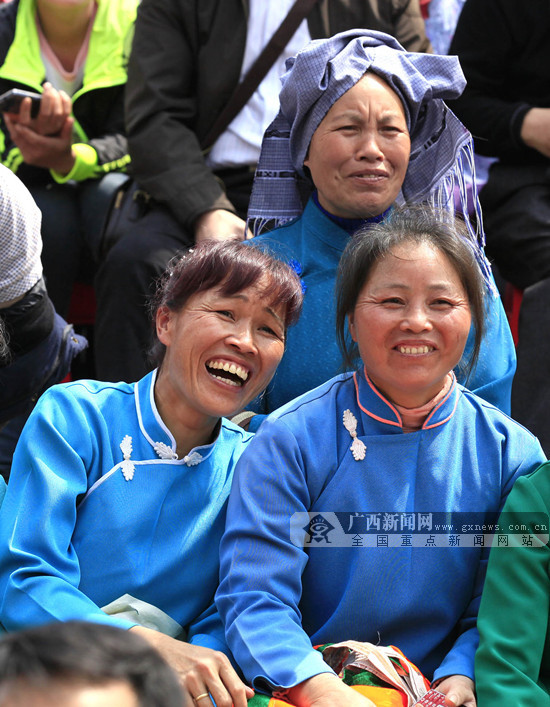 精彩有趣的民俗表演让围观的群众喜笑颜开.韦禄东 摄