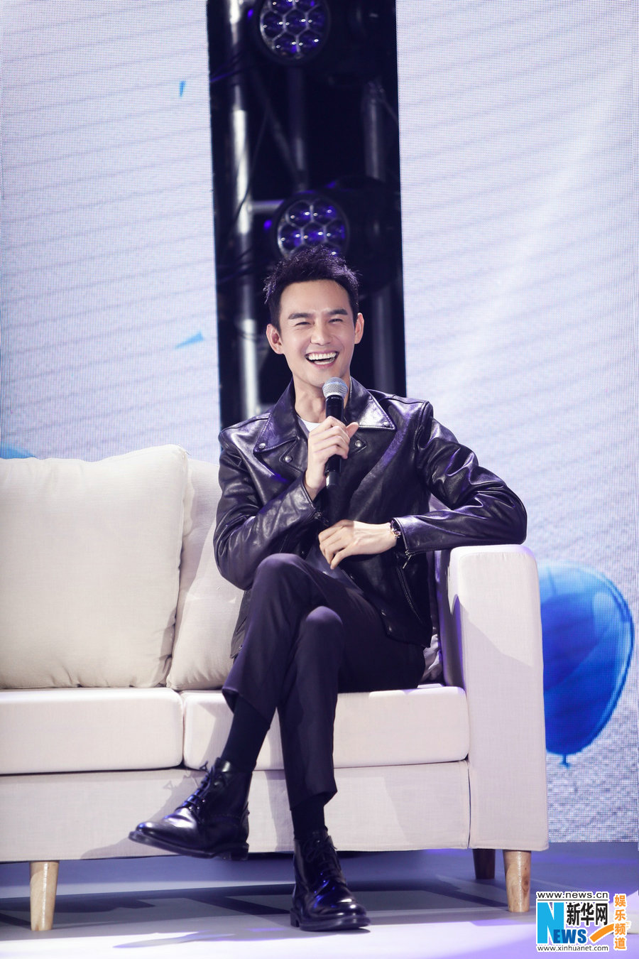 王凯与影迷同台演戏 生日会深情献唱