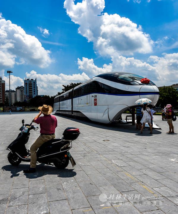 云轨列车亮相桂林 市民将可进入内部参观(图)