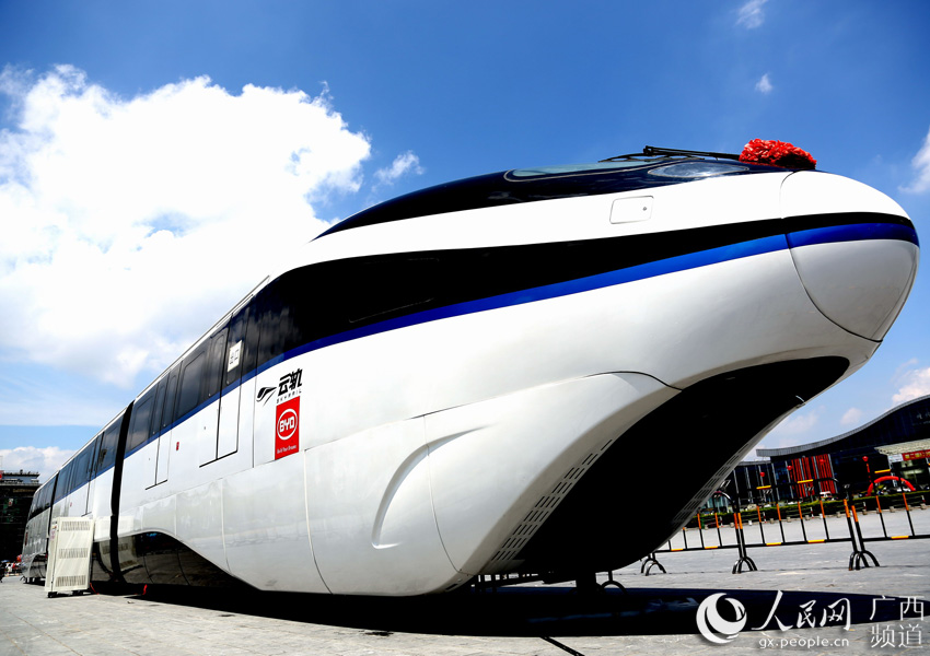云轨列车亮相桂林