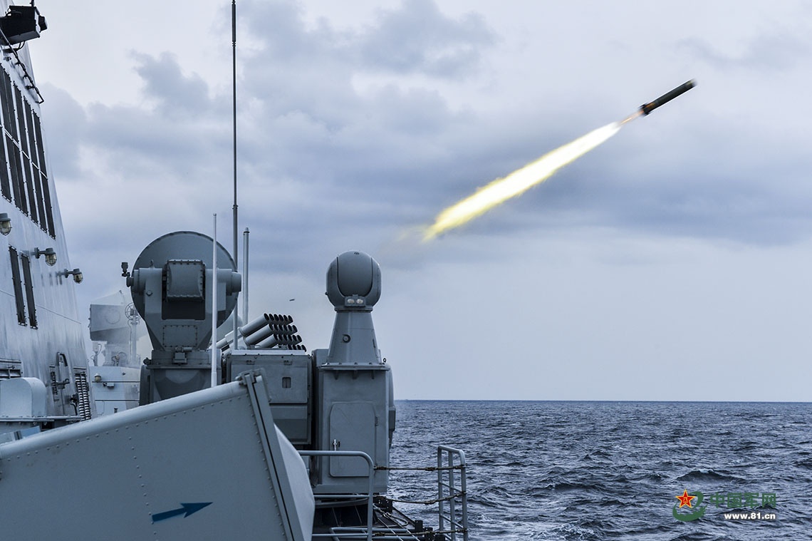 邯郸舰发射干扰弹.