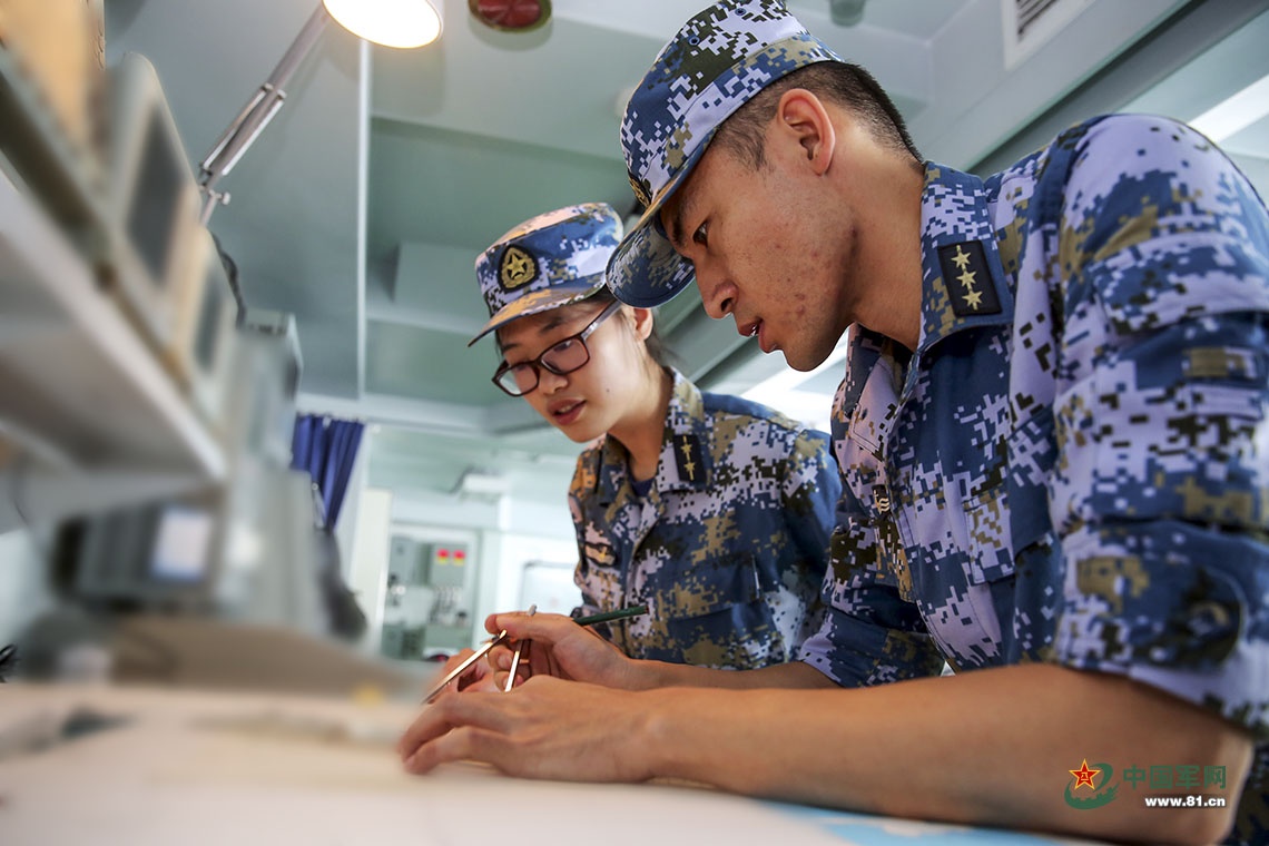 邯郸舰副航海长进行航海会算.