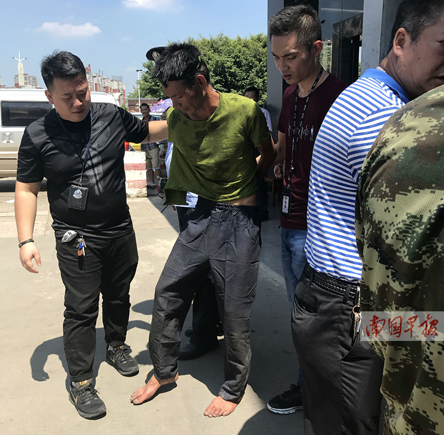 任性男子爬汽车站楼顶暴晒 消防员搭云梯救下(图)