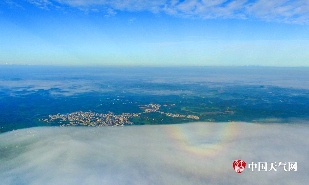 8月21日"佛光"普照下的广西钦州市钦南区那丽镇云雾缭绕犹如仙境.