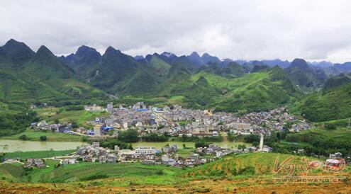 图为掩映在青山绿水间的都安瑶族自治县拉烈镇.