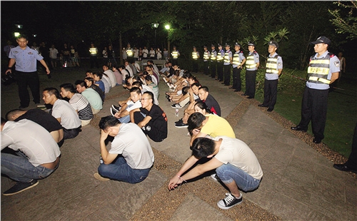 企图逃跑;高档小区的铺面里,竟然有人肆无忌惮地用扑克牌以赌三公的