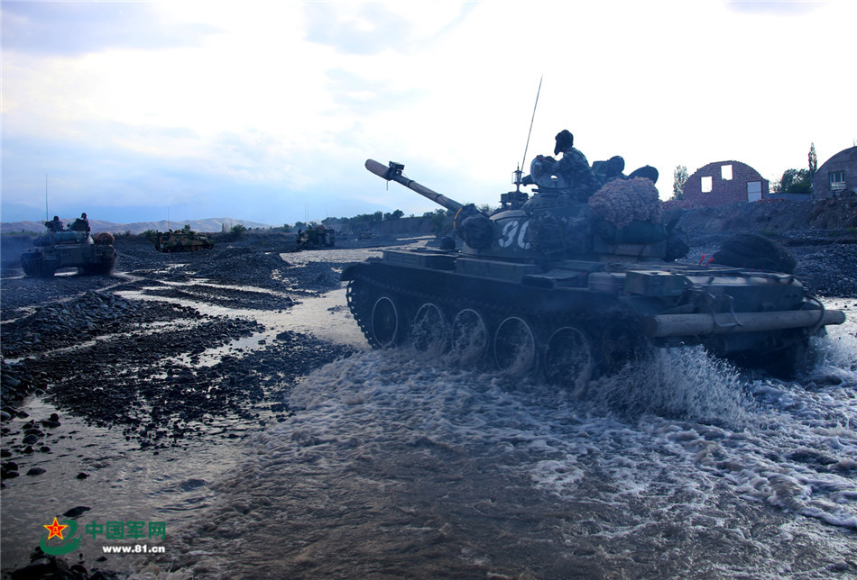 为你诠释铁甲洪流美如画