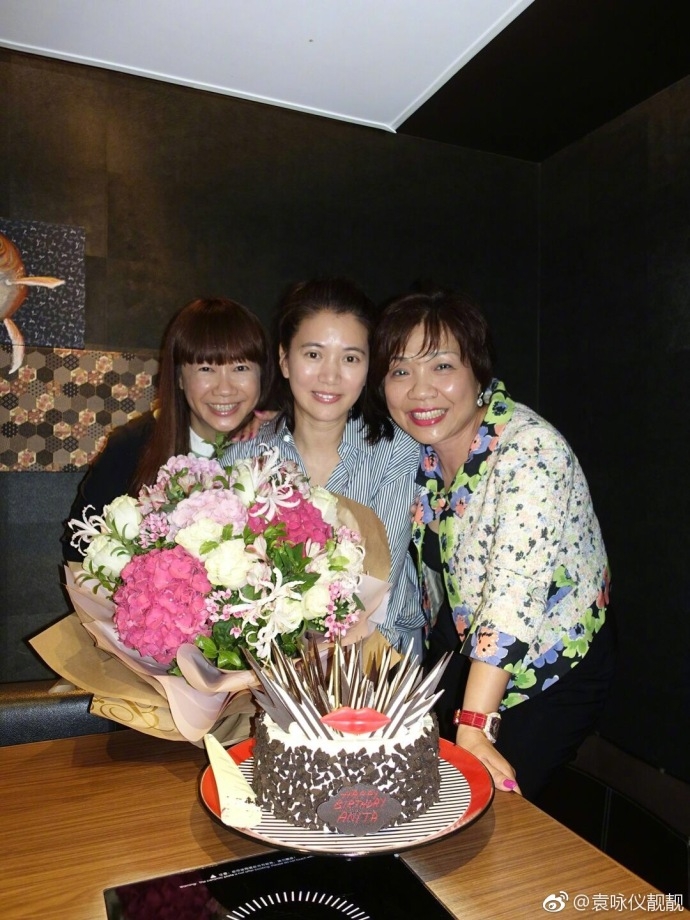 袁咏仪生日与众友人庆祝 张智霖陪伴左右甜蜜搂肩