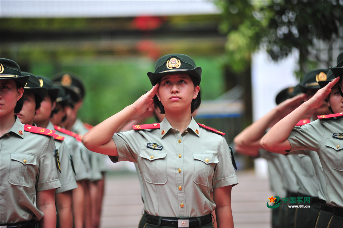 和特战女兵在成都的军营走一走