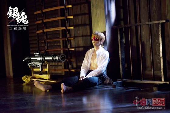 真人版《银魂》正在热映,近日,饰演冲田总悟的吉泽亮手拿冲田玩偶的