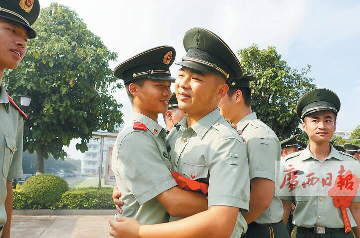 水口关边检站为退伍老兵拍"写真"